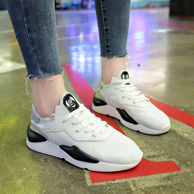 Adidași de damă în trei culori potriviti pentru utilizarea de zi cu zi