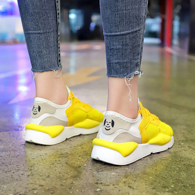 Adidași de damă în trei culori potriviti pentru utilizarea de zi cu zi