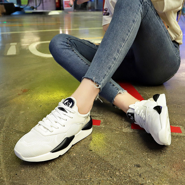 Adidași de damă în trei culori potriviti pentru utilizarea de zi cu zi