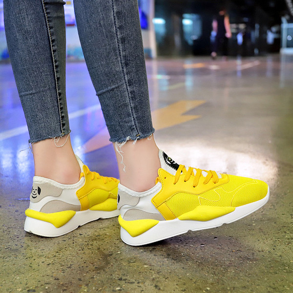 Adidași de damă în trei culori potriviti pentru utilizarea de zi cu zi