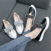 Mocasini de dama actuali cu pietre decorative in alb si negru potriviti pentru utilizarea de zi cu zi