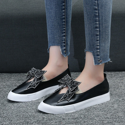 Mocasini de dama actuali cu pietre decorative in alb si negru potriviti pentru utilizarea de zi cu zi