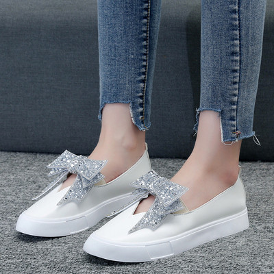 Mocasini de dama actuali cu pietre decorative in alb si negru potriviti pentru utilizarea de zi cu zi