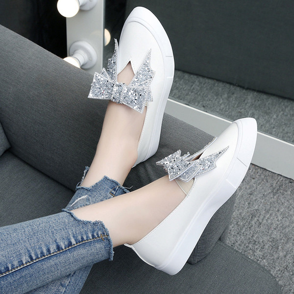 Mocasini de dama actuali cu pietre decorative in alb si negru potriviti pentru utilizarea de zi cu zi