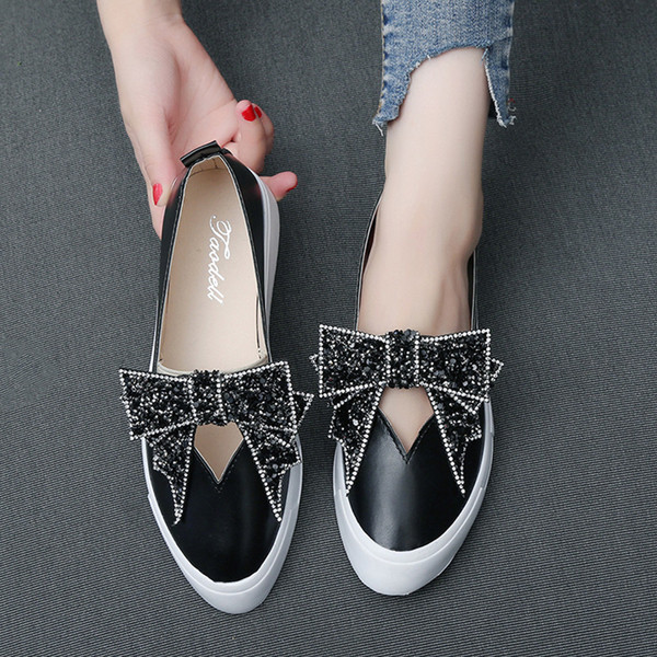 Mocasini de dama actuali cu pietre decorative in alb si negru potriviti pentru utilizarea de zi cu zi