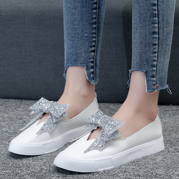 Mocasini de dama actuali cu pietre decorative in alb si negru potriviti pentru utilizarea de zi cu zi