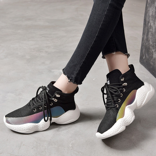 Γυναικέια αθλητικά παπούτσια σε δύο χρώματα κατάλληλα για τη καθημερινή ζωή