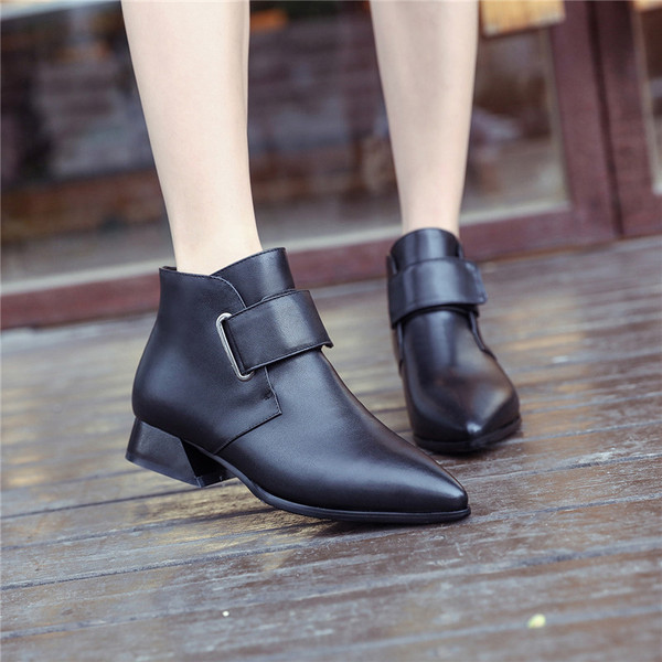 Κομψές γυναικείες  μπότες με λουράκια σε μαύρο και πράσινο χρώμα