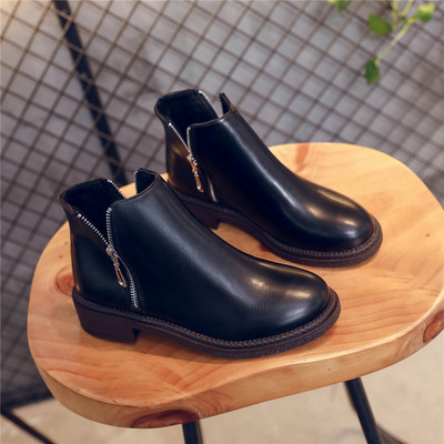 Καθαρισμένες μοντέρνες δερμάτινες μπότες με φερμουάρ σε μαύρο και καφέ χρώμα