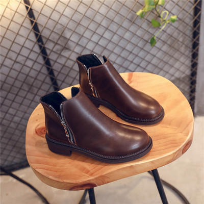 Καθαρισμένες μοντέρνες δερμάτινες μπότες με φερμουάρ σε μαύρο και καφέ χρώμα