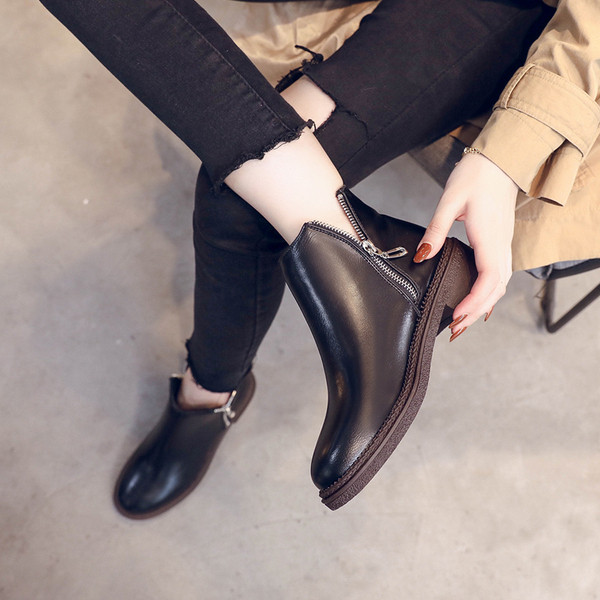 Καθαρισμένες μοντέρνες δερμάτινες μπότες με φερμουάρ σε μαύρο και καφέ χρώμα