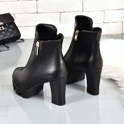 Κομψές γυναικείες δερμάτινες μπότες με παχύ τακούνι σε μαύρο χρώμα