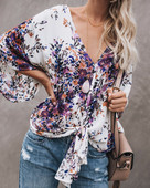 Стилна дамска блуза с V- образно деколте и флорални мотиви в няколко цвята