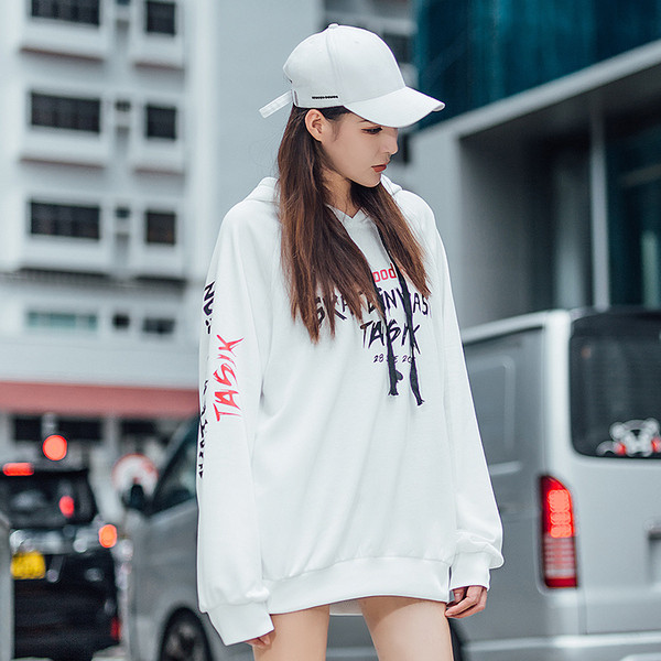 Модерен суичър в черен и бял цвят с надпис и щампа