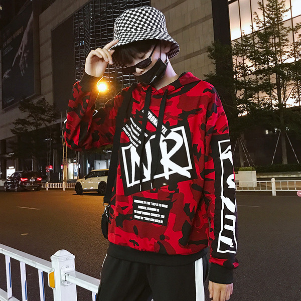 Мъжки суичър в черен и червен камуфлажен цвят