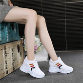 Ανδρικά αθλητικά παπούτσια με ψηλή σόλα και χρωματιστές λωρίδες σε δύο χρώματα