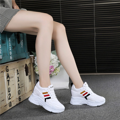 Ανδρικά αθλητικά παπούτσια με ψηλή σόλα και χρωματιστές λωρίδες σε δύο χρώματα