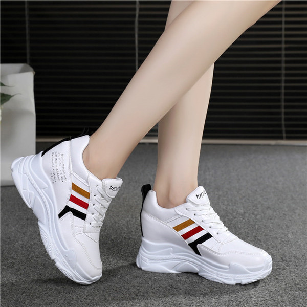 Ανδρικά αθλητικά  παπούτσια με ψηλή σόλα και χρωματιστές λωρίδες σε δύο χρώματα