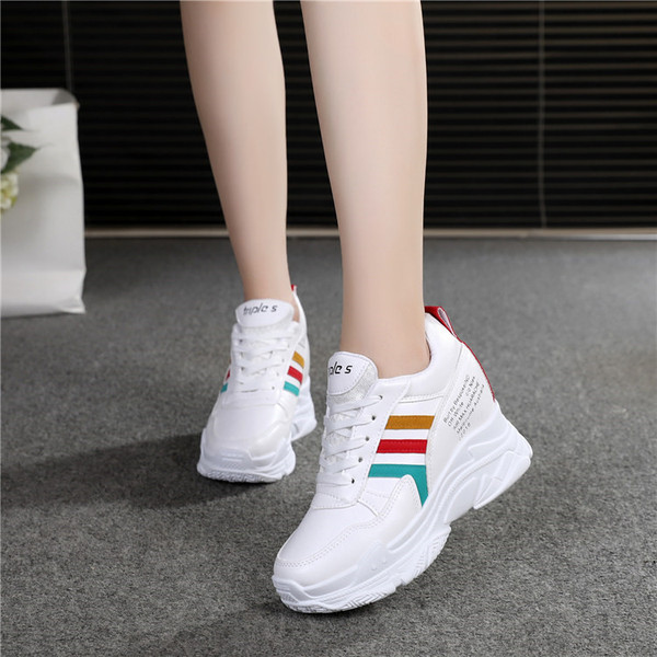 Ανδρικά αθλητικά  παπούτσια με ψηλή σόλα και χρωματιστές λωρίδες σε δύο χρώματα