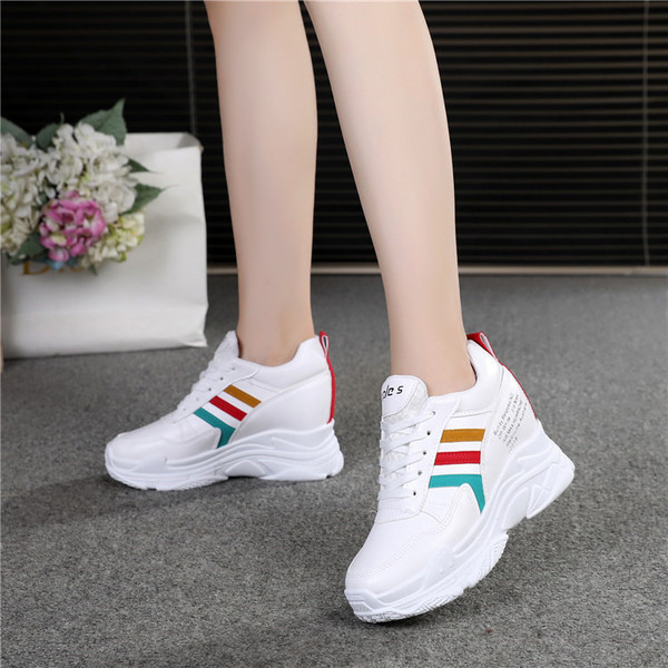 Ανδρικά αθλητικά  παπούτσια με ψηλή σόλα και χρωματιστές λωρίδες σε δύο χρώματα