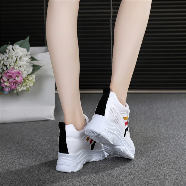 Ανδρικά αθλητικά  παπούτσια με ψηλή σόλα και χρωματιστές λωρίδες σε δύο χρώματα