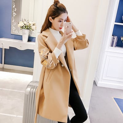 Стилно дамско палто с V-образна яка и цветна бродерия в няколко цвята 