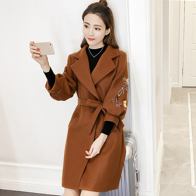 Стилно дамско палто с V-образна яка и цветна бродерия в няколко цвята 