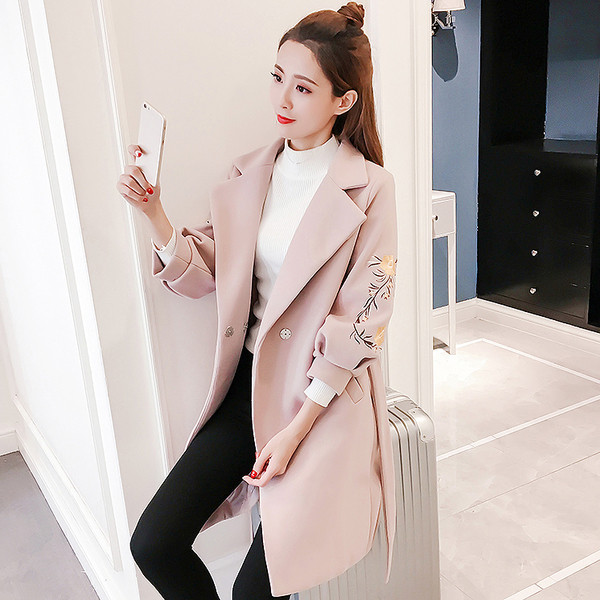 Стилно дамско палто с V-образна яка и цветна бродерия в няколко цвята 