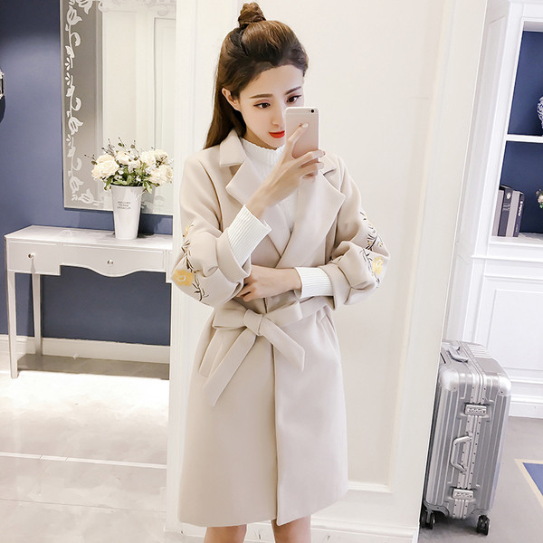 Стилно дамско палто с V-образна яка и цветна бродерия в няколко цвята 