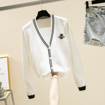 Μοντέρνα γυναικεία ζακέτα με κεντήματα σε λευκό και μαύρο χρώμα