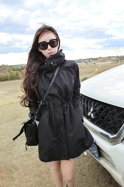 Κομψό γυναικείο μπουφάν σε μαύρο χρώμα