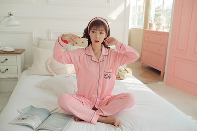 Κομψή πιτζάμα για έγκυες γυναίκες με επιγραφή και κολάρο σε λευκό και ροζ χρώμα