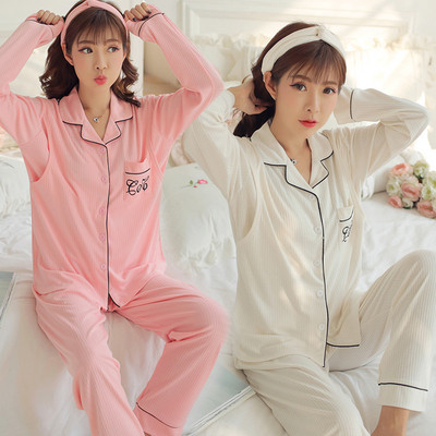 Стилна пижама за бременни жени с надпис и яка в бял и розов цвят