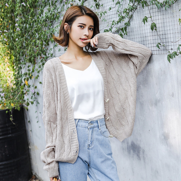 Модерна дамска жилетка с копчета и V-образно деколте