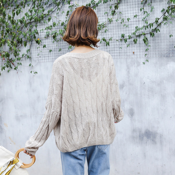 Модерна дамска жилетка с копчета и V-образно деколте