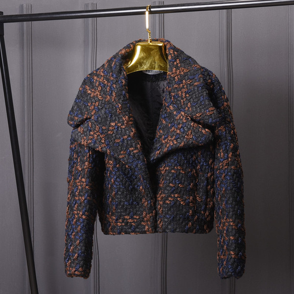 Стилно дамско палто къс модел с V-образна яка в три  цвята