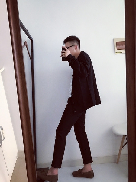 Vestă modernă pentru bărbați cu emblemă în două culori