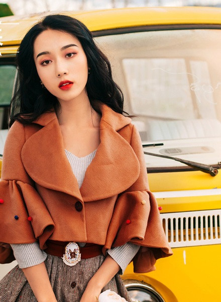 Стилно дамско късо палто с V-образна яка и лотос ръкав 