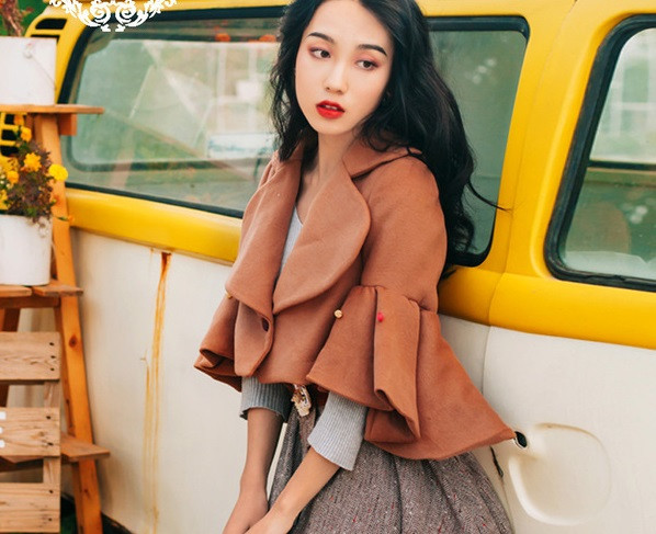 Стилно дамско късо палто с V-образна яка и лотос ръкав 