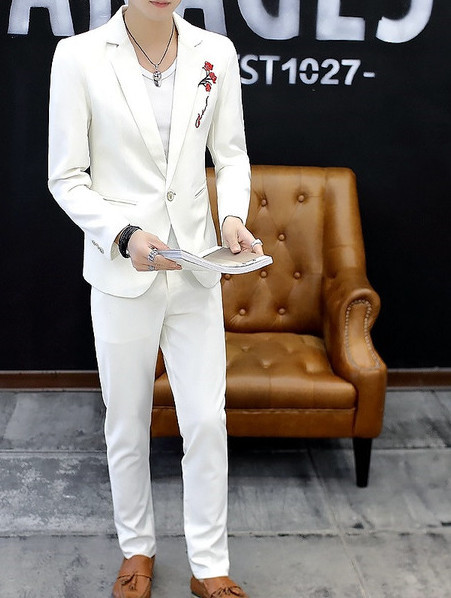 Costum bărbătesc elegant cu broderie în patru culori