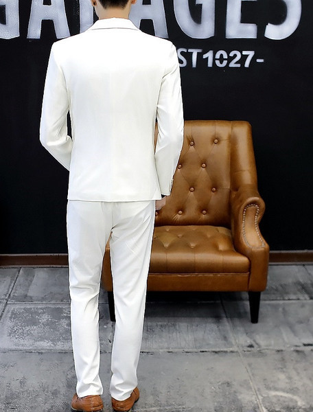 Costum bărbătesc elegant cu broderie în patru culori