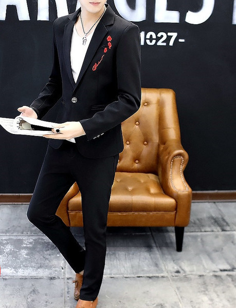 Costum bărbătesc elegant cu broderie în patru culori