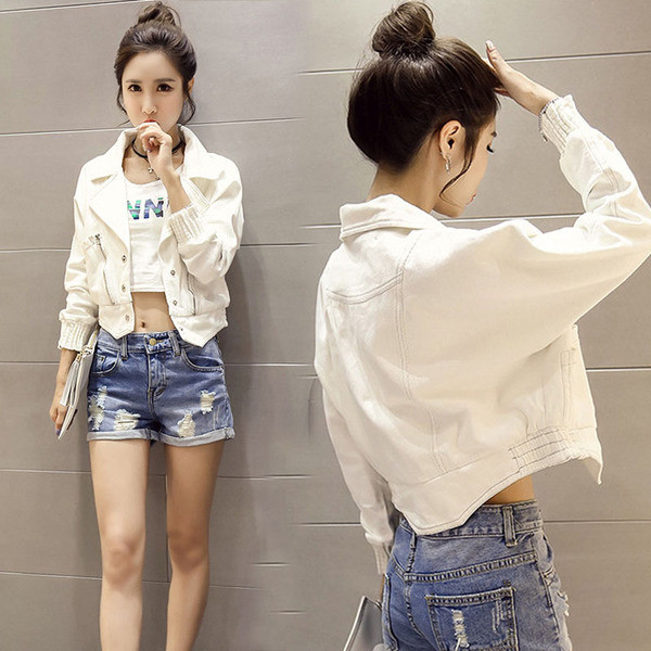 Дамско яке в бял цвят подходящо за ежедневие