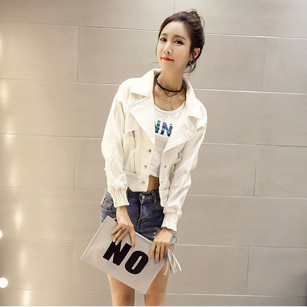 Дамско яке в бял цвят подходящо за ежедневие