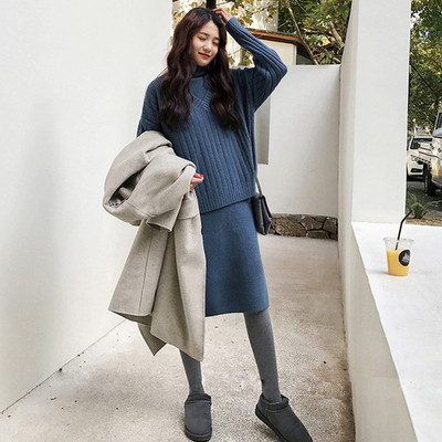 Set elegant pentru gravide în două părți - o rochie cu guler înalt și un pulover cu decolteu în V