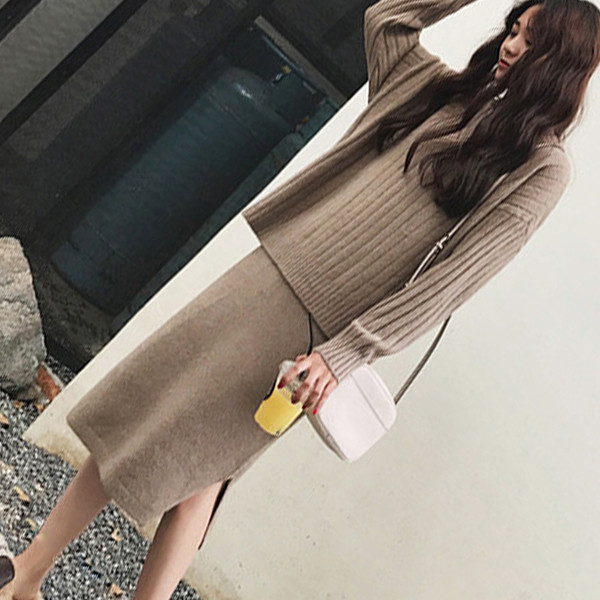 Set elegant pentru gravide în două părți - o rochie cu guler înalt și un pulover cu decolteu în V