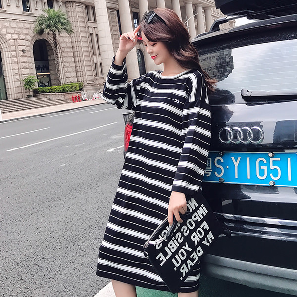 Раирана рокля за бременни жени с дълъг ръкав