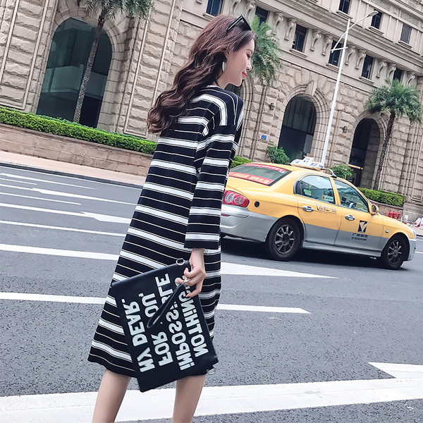 Раирана рокля за бременни жени с дълъг ръкав