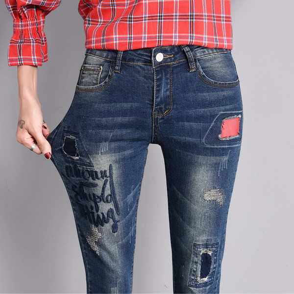 Дамски дънки в няколко цвята с надписи