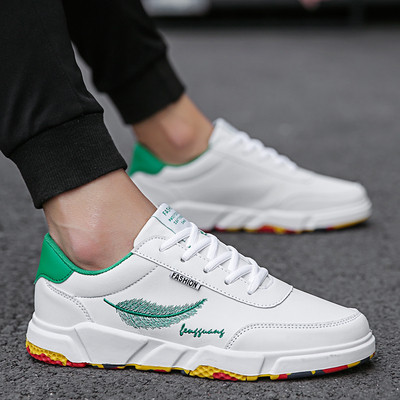 Tenisi moderni pentru bărbați în alb cu aplicație colorată